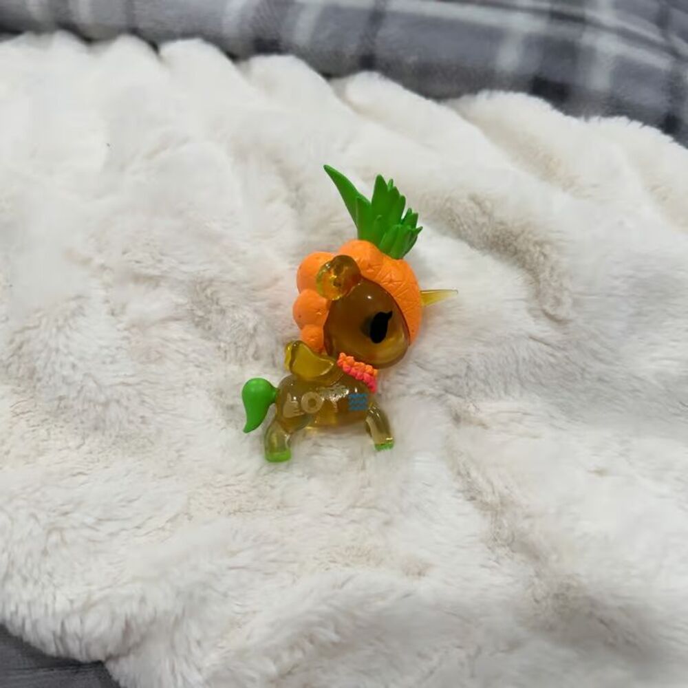 tokidoki sweet fruits unicorno “queen piña” vinyl figure